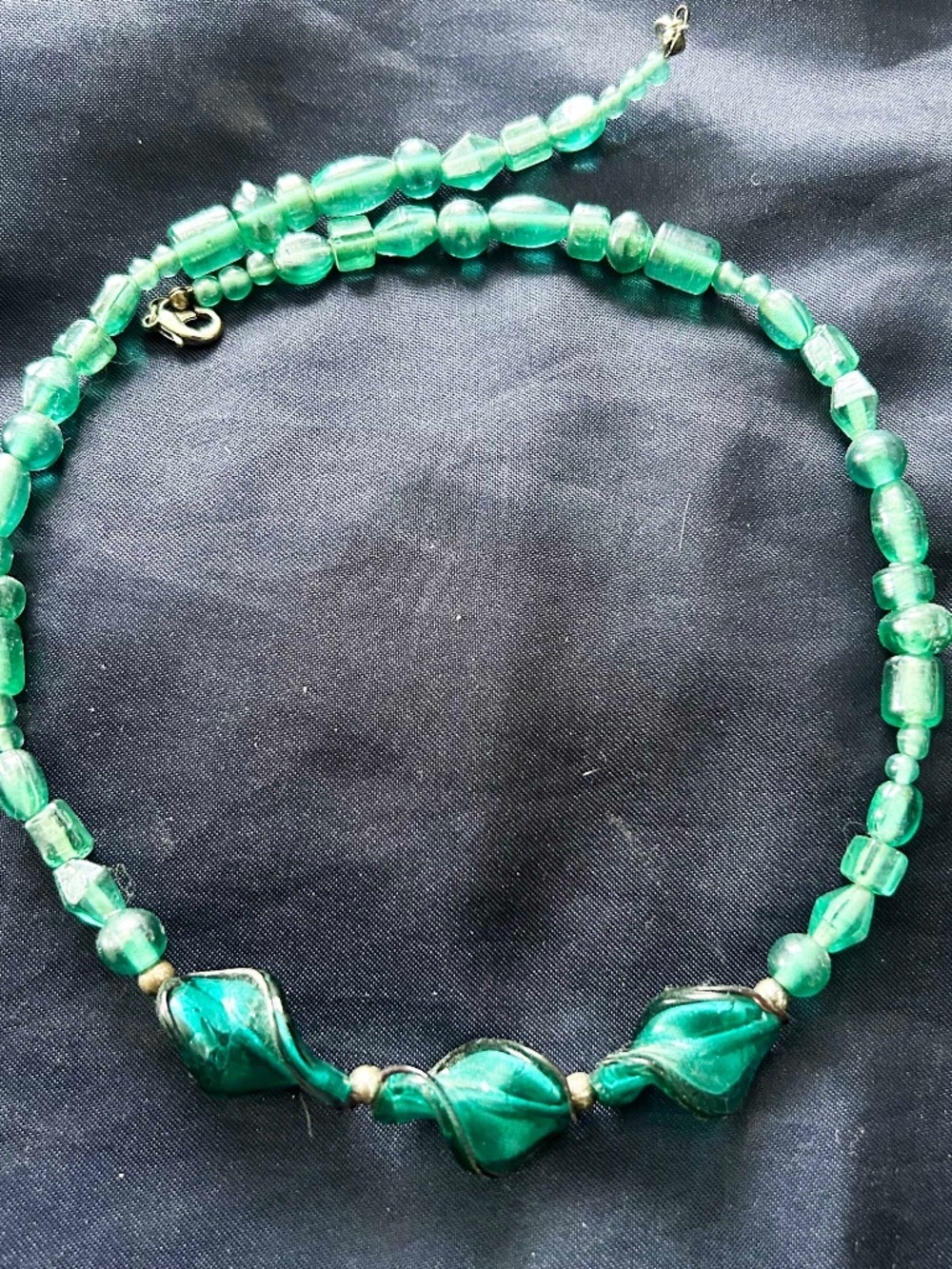 NECKLACE LAMPWORK SPIRAL GLASS WITH GREEN GLASS BEADS AND SILVER TONE SPACER